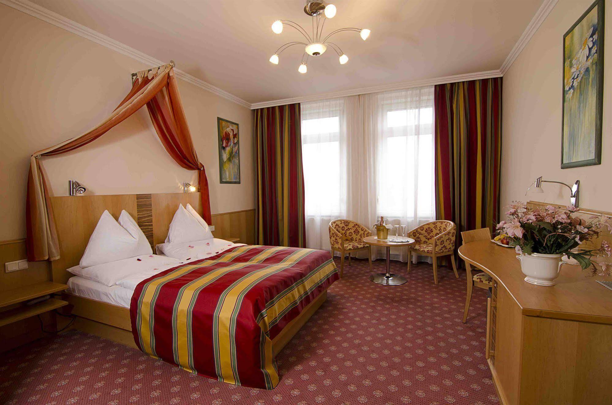 וינה Hotel Cryston מראה חיצוני תמונה